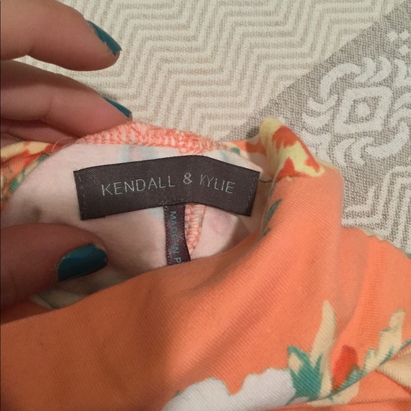 Kendall and Kylie Floral Cropped Tank - Picture 2 of 2